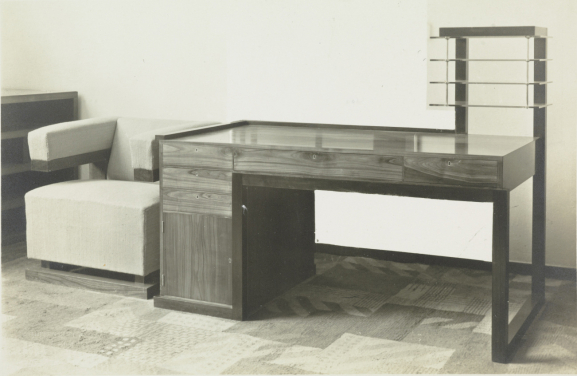 包浩斯校長室內的桌椅
埃里希‧葛斯梅
1923年
由華特‧葛羅培設計
地毯由貝妮塔‧科赫‧奧特製作
(由一張負片修復而來)
©史提芬·葛斯梅勒；威瑪古典基金會，伍爾夫·赫爾佐根拉特捐贈，柏林